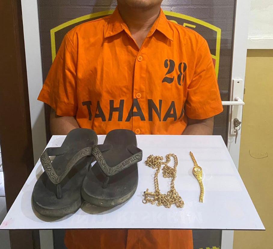 Petugas Unit Reskrim Polsek Sibolga Sambas mengamankan pelaku pencurian dengan pemberatan beserta barang bukti di Mako Polsek Sibolga Sambas.