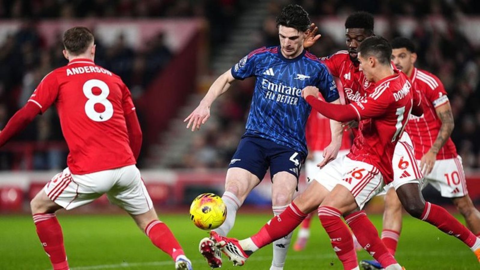 Pemain Arsenal mencoba menembus pertahanan Nottingham Forest pada laga Premier League yang berakhir imbang tanpa gol di City Ground.