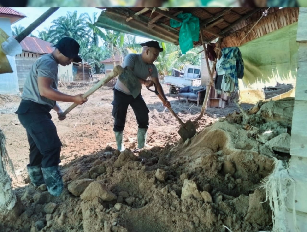 Personel Brimob Batalyon C Pelopor bersama TNI membersihkan rumah warga terdampak bencana di Desa Aek Ngadol, Kecamatan Batang Toru, Tapanuli Selatan.