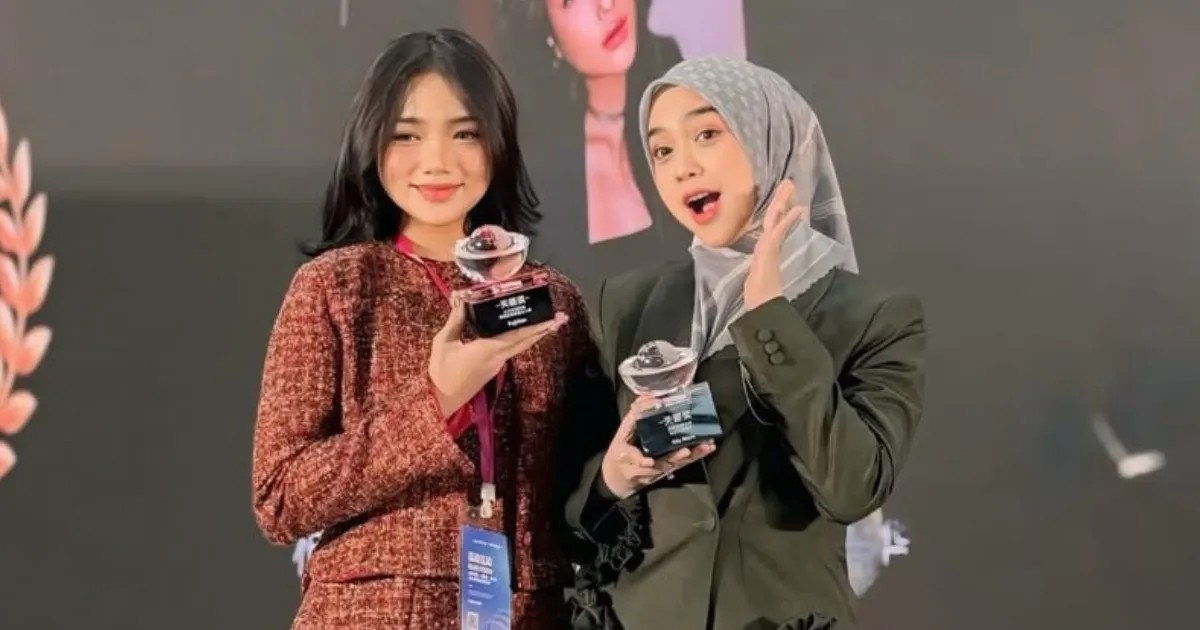 Ria Ricis dan Fuji berpose dengan penghargaan The FastMoss Visionary Awards 2026 yang digelar di Shenzhen, China, pada 15&ndash;16 Januari 2026.