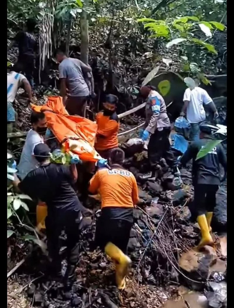 Personel Polsek Padang Bolak bersama Tim Inafis Polres Tapsel dan KBO Reskrim Polres Tapsel saat gelar proses olah TKP penemuan mayat.