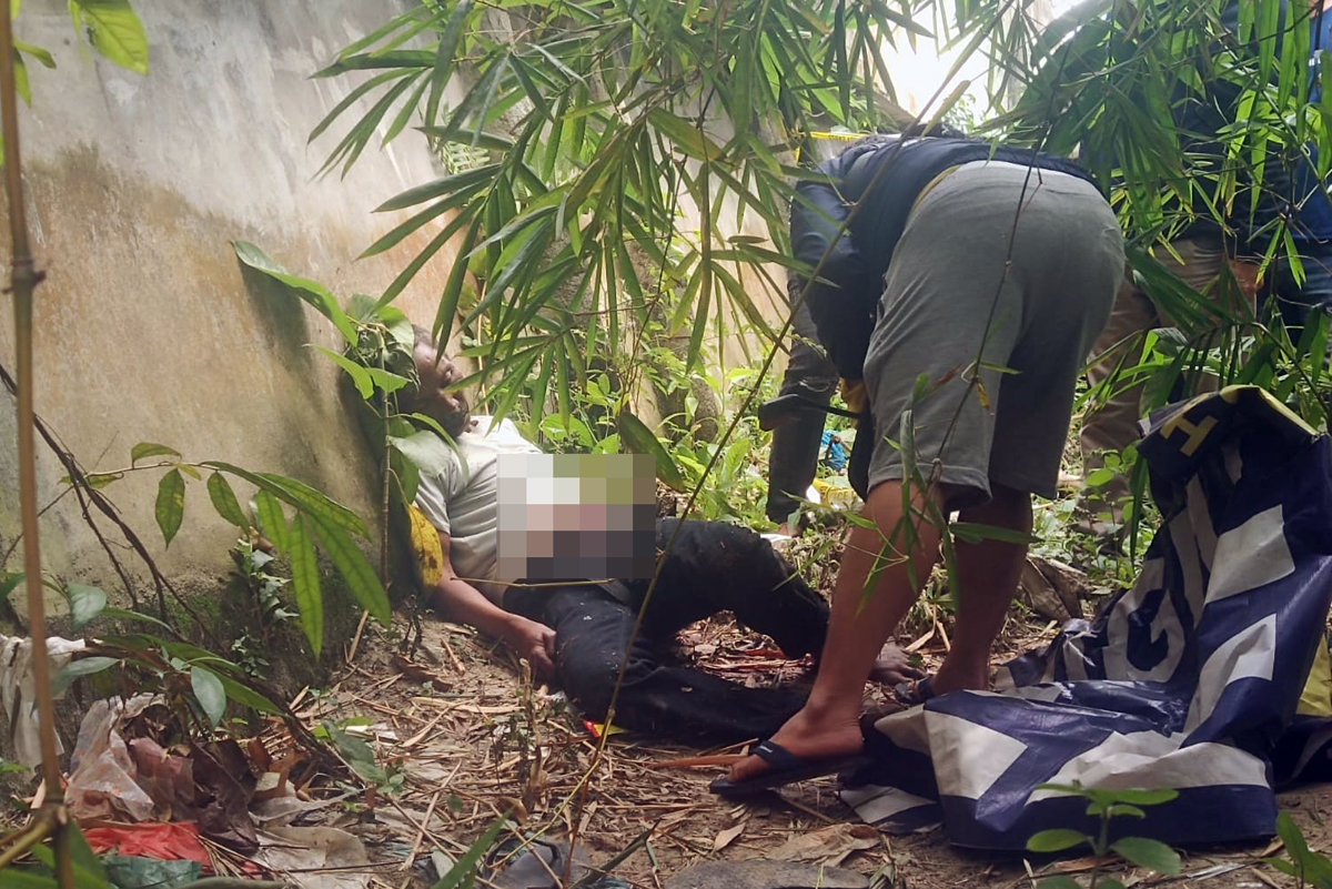 Petugas mengevakuasi jenazah pria lansia yang ditemukan meninggal dunia di pinggir Sungai Bah Bolon, Kecamatan Siantar Timur.