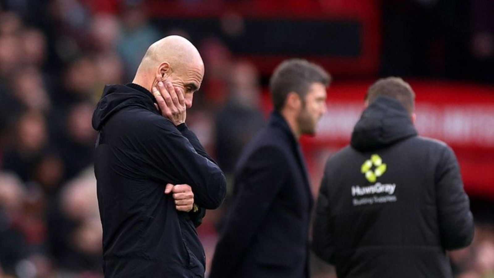Manajer Manchester City Pep Guardiola memberi instruksi kepada pemainnya saat menghadapi Manchester United pada Derby Manchester di Old Trafford, Sabtu (17/1/2026).
