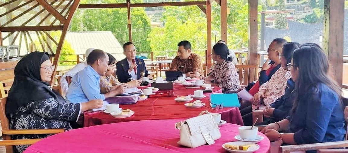 Pertemuan Disbudparekraf Simalungun bersama PHRI Simalungun membahas tujuh agenda event pariwisata Parapat 2026.