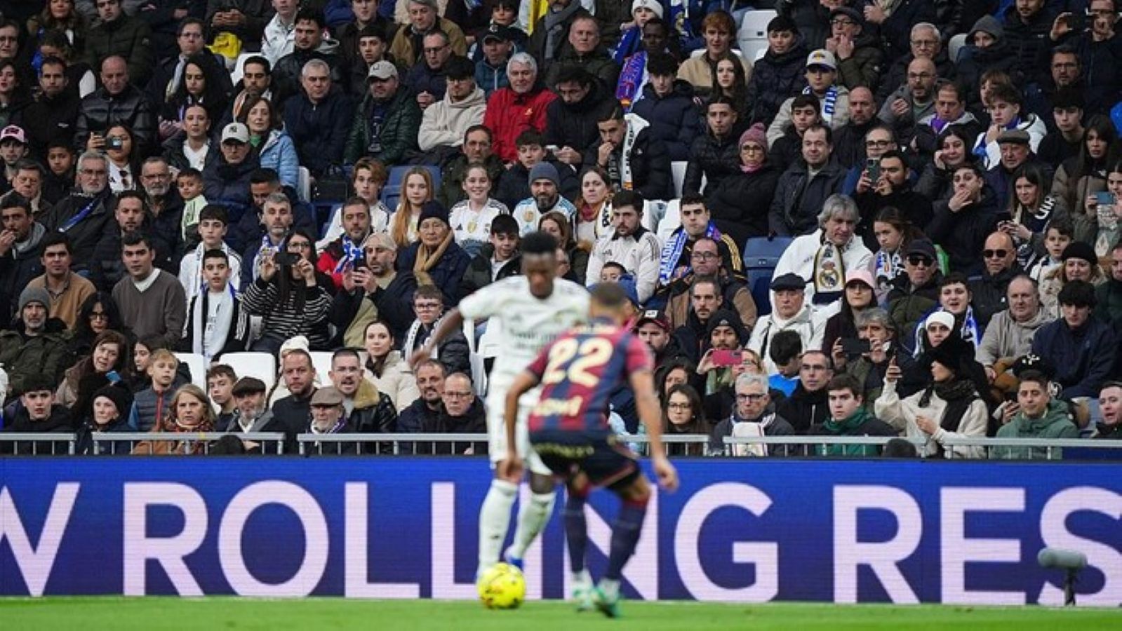 Pemain Real Madrid mendapat cemoohan dari suporter sendiri saat menghadapi Levante pada laga La Liga di Stadion Santiago Bernabeu, Sabtu (17/1/2026).
