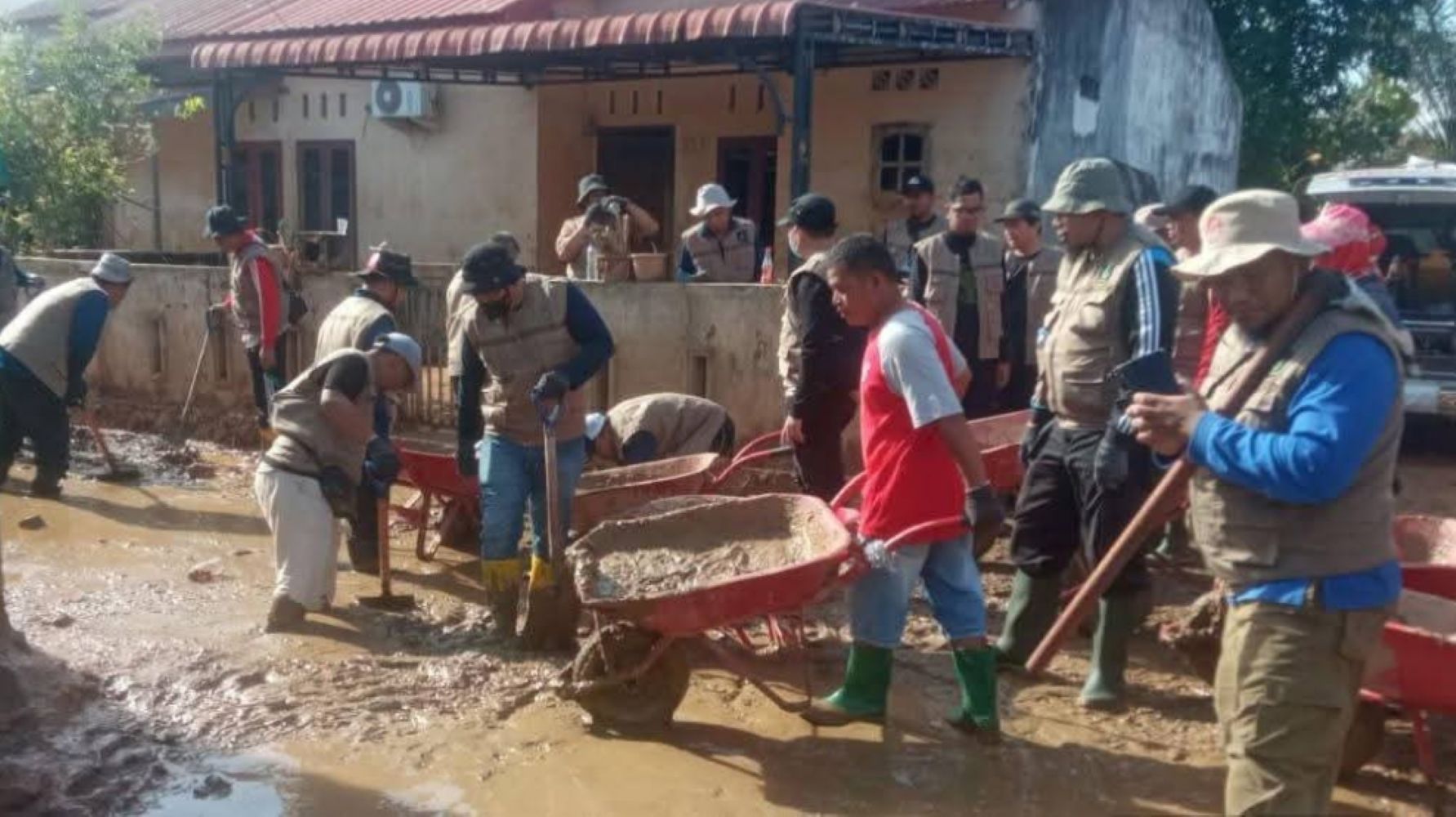 Petugas DLH dan Dinas Perkim Tapteng bersama Komunitas Cendikia Kreatif Indonesia gotong royong membersihkan lingkungan permukiman warga di Kecamatan Pandan, Sabtu (1712026).