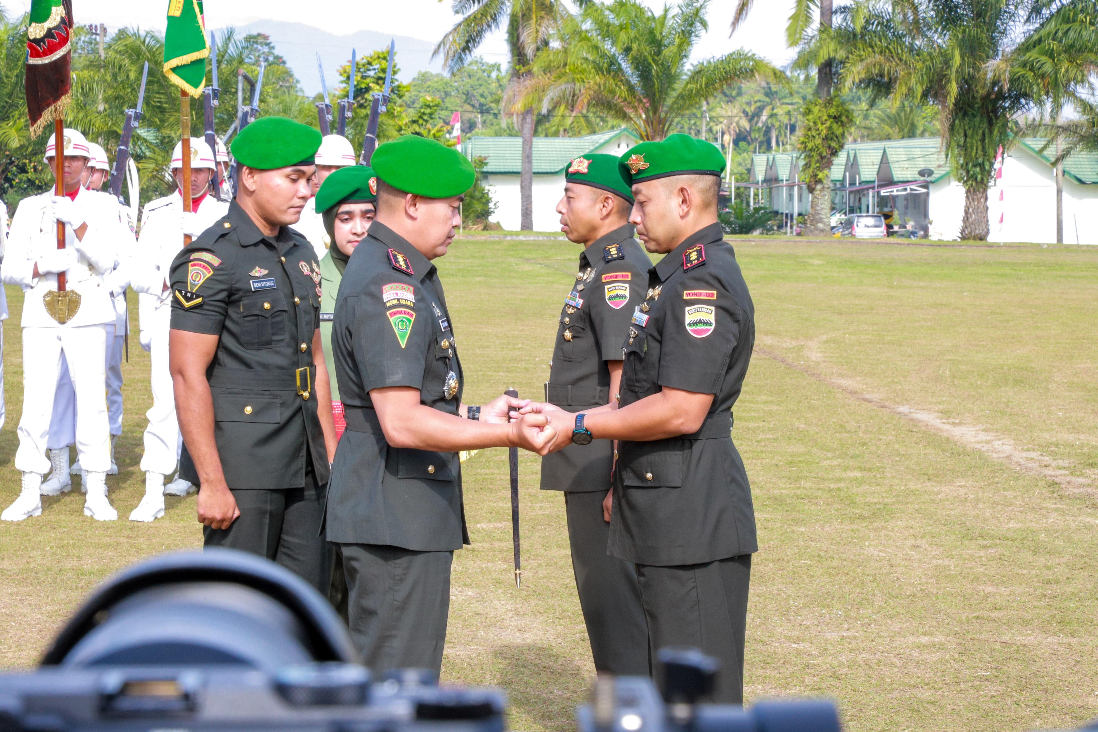 Serah terima jabatan Danyonif 122/Tombak Sakti di Mako Yonif 122/TS, Simalungun, dipimpin Danbrigif 7/Rimba Raya Kolonel Inf Dadang Armada Sari.