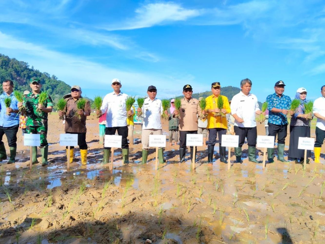 Staf Ahli Mentan, Wakil Gubernur Sumut, Bupati Tapteng, dan beberapa kepala daerah Tapanuli saat melakukan groundbreaking rehabilitasi lahan sawah terdampak bencana di Kecamatan Tukka, Tapteng.