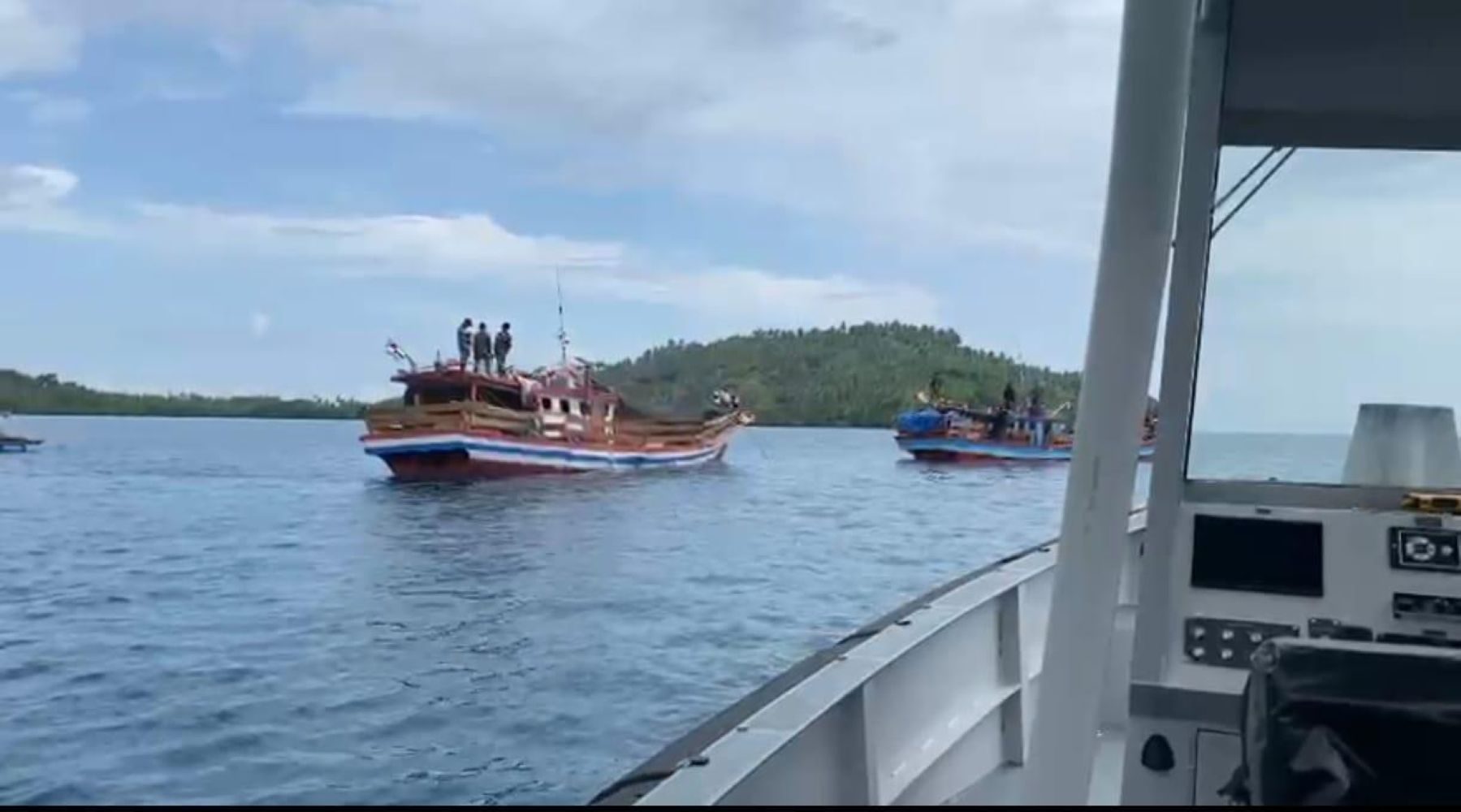 TNI AL Nias mengamankan dua kapal yang membawa ratusan babi ilegal di perairan Nias Utara.