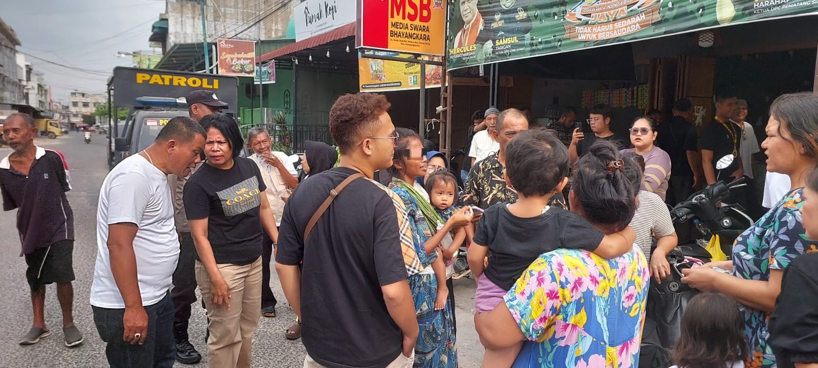 Perempuan berinisial M diamankan petugas setelah diduga hendak meninggalkan anaknya yang masih berusia satu tahun di Jalan Tanah Jawa, Pematangsiantar.
