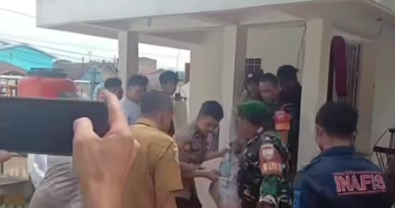Evakuasi mayat laki-laki yang ditemukan di pos security Vihara, Jalan Sudirman, Kel. Sadabuan.