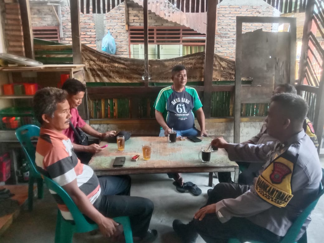 Bhabinkamtibmas Kelurahan Sei Raja, Aipda Safaruddin Samosir, berdialog dengan warga saat kegiatan Cooling System di Kecamatan Sei Tualang Raso, Tanjungbalai.