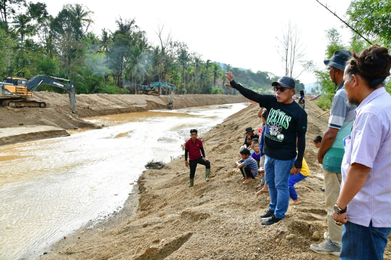 Bupati Tapanuli Tengah Masinton Pasaribu meninjau proses normalisasi Sungai Aek Harse di Kelurahan Hutanabolon, Kecamatan Tukka, Minggu (18/1/2026).