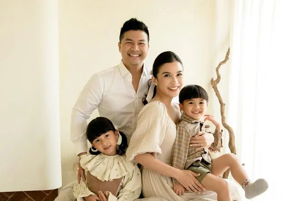 Chelsea Olivia bersama Glenn Alinskie dan kedua anak mereka, Nastusha dan Dante, yang sempat mengalami keracunan makanan usai mengonsumsi salmon.