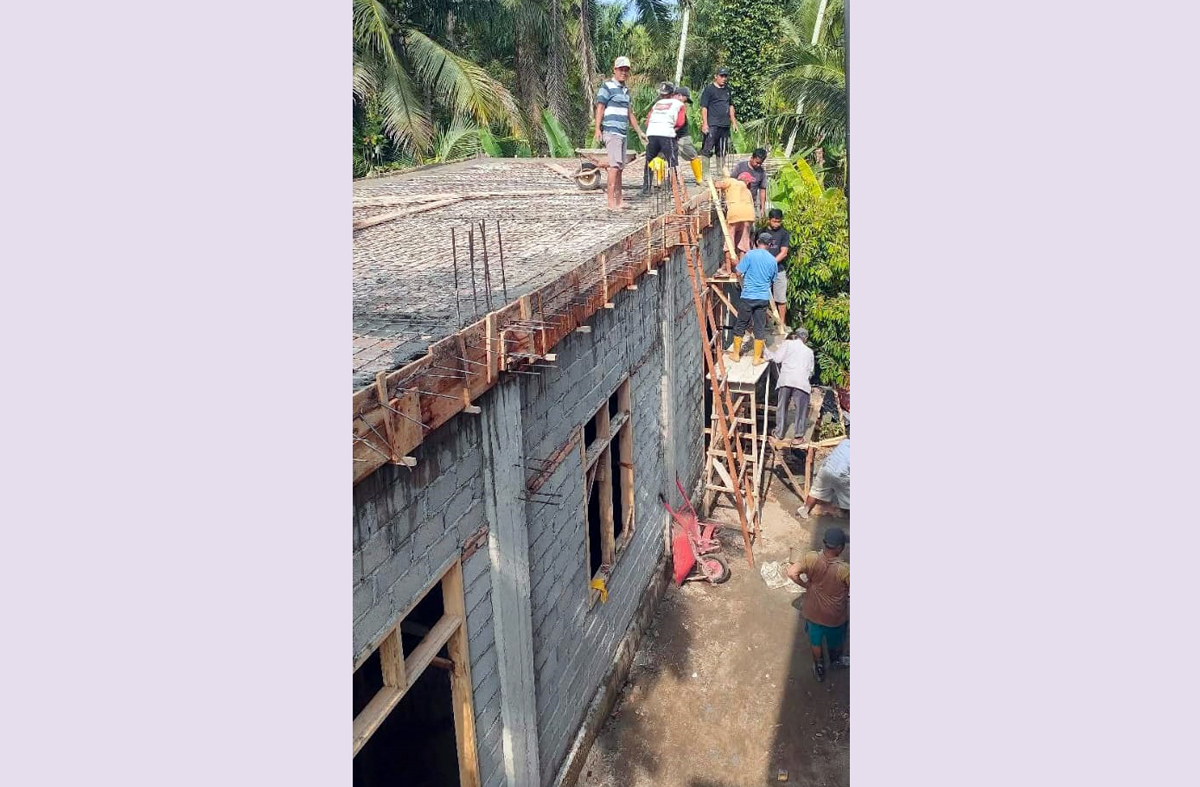 Warga Dusun VII Desa Sidua-dua, Labura, bergotong royong membangun Rumah Suluk Tuan Ngalimun sebagai wujud kebersamaan dan kepedulian sosial.