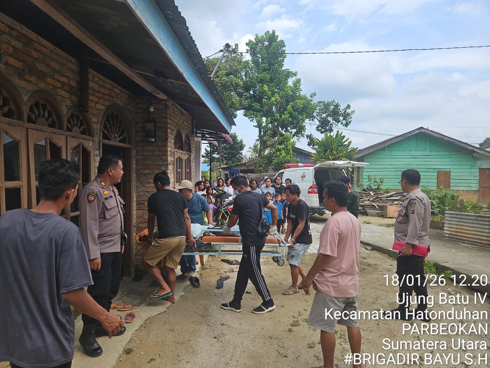 Jenazah Almen Manurung dievakuasi petugas dari areal perkebunan kelapa sawit di Kecamatan Hatonduhan, Kabupaten Simalungun.