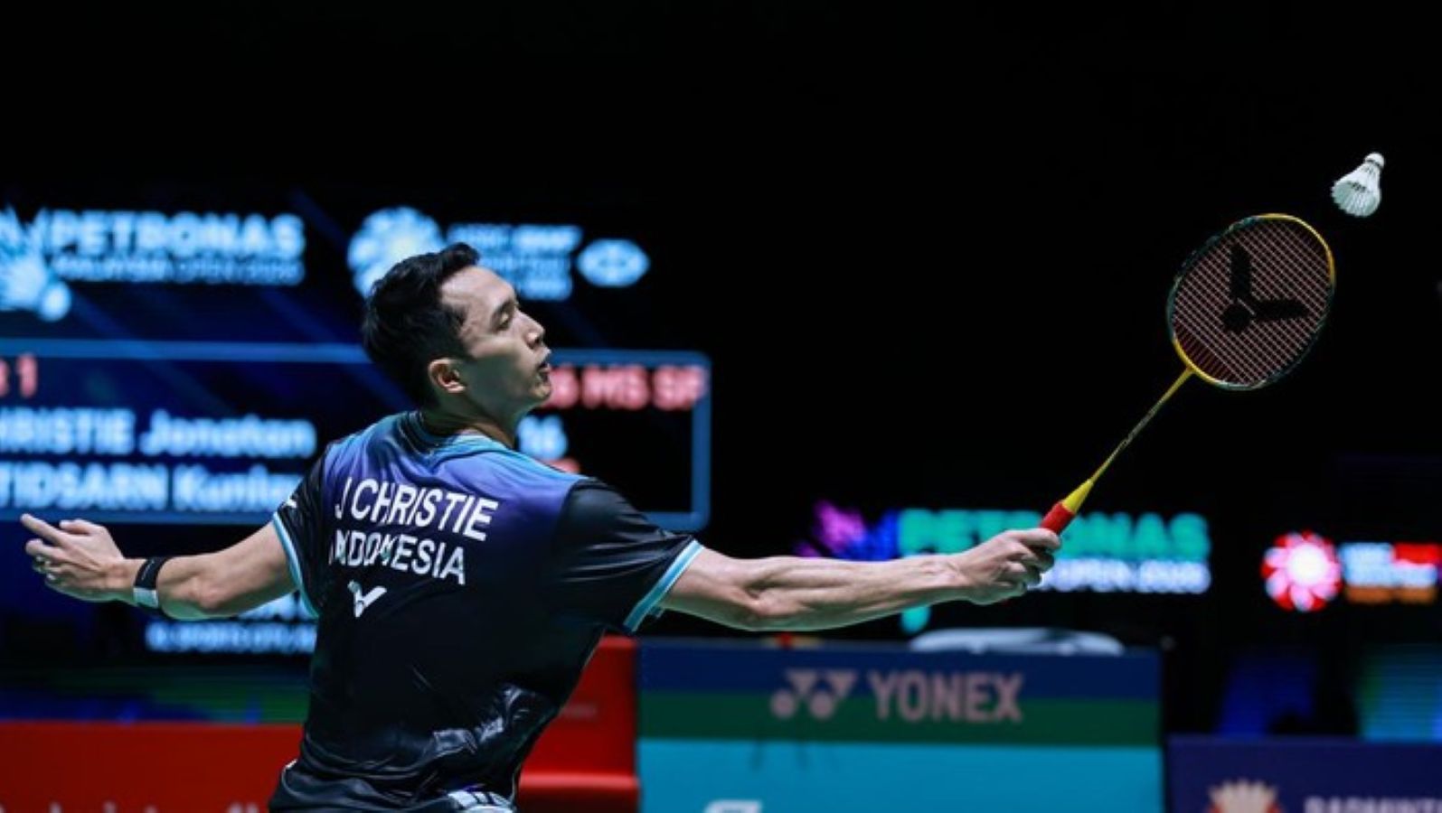 Jonatan Christie berusaha mengembalikan shuttlecock saat menghadapi Lin Chun-yi pada final India Open 2026 di New Delhi.
