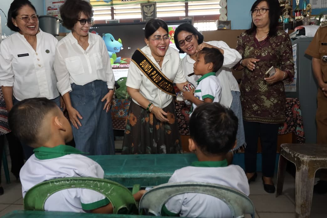 Ketua TP PKK Kota Pematangsiantar Liswati Wesly Silalahi berinteraksi dengan murid PAUD SAB saat kunjungan ke salah satu PAUD SAB di Pematangsiantar.