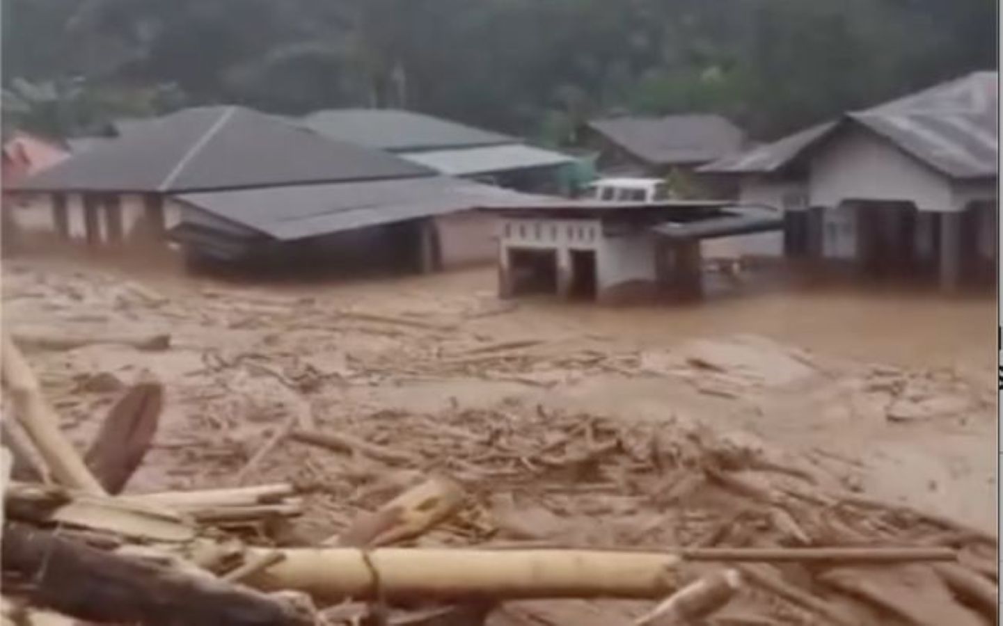 Kondisi banjir bandang yang menerjang Kabupaten Tapanuli Tengah pada akhir November 2025 lalu, mengakibatkan kerusakan infrastruktur dan permukiman warga.