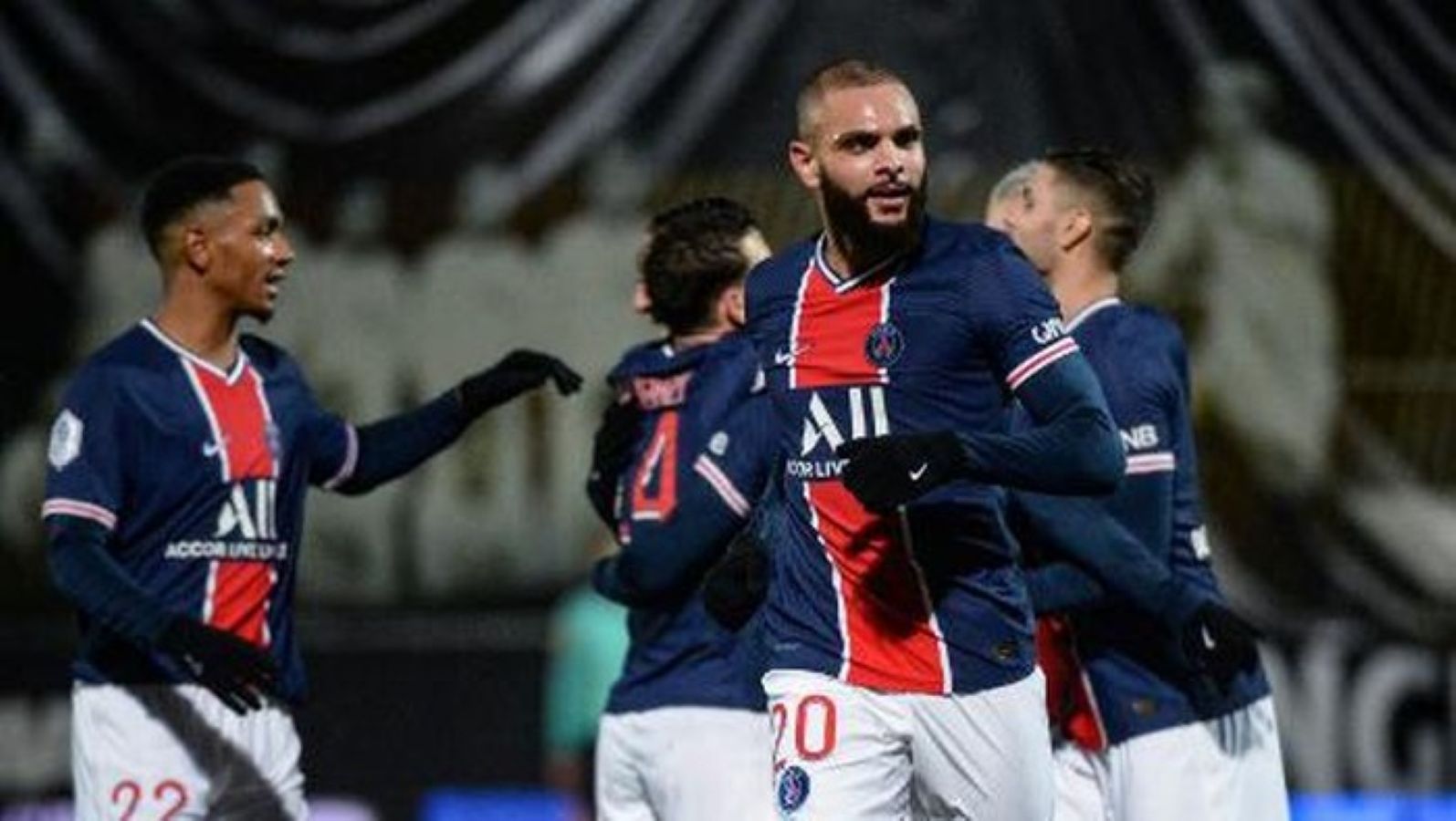 Layvin Kurzawa saat memperkuat Paris Saint-Germain. Bek kiri asal Prancis itu dikabarkan segera menandatangani kontrak dengan Persib Bandung.