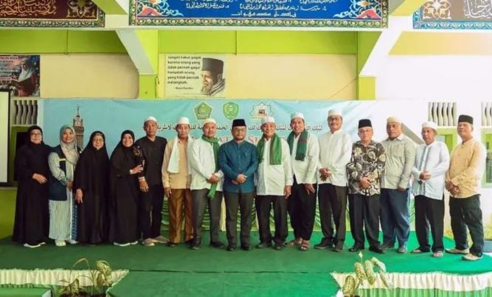 Wali Kota Padangsidimpuan H. Letnan Dalimunthe didampingi Kakan Kemenag H. Erwin Kelana Nasution saat menutup manasik haji di Gedung KBIHU Darun Najah.
