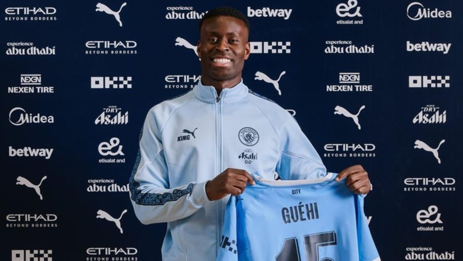 Marc Guehi berpose dengan jersey Manchester City usai resmi diperkenalkan sebagai pemain anyar The Sky Blues pada bursa transfer Januari 2026.