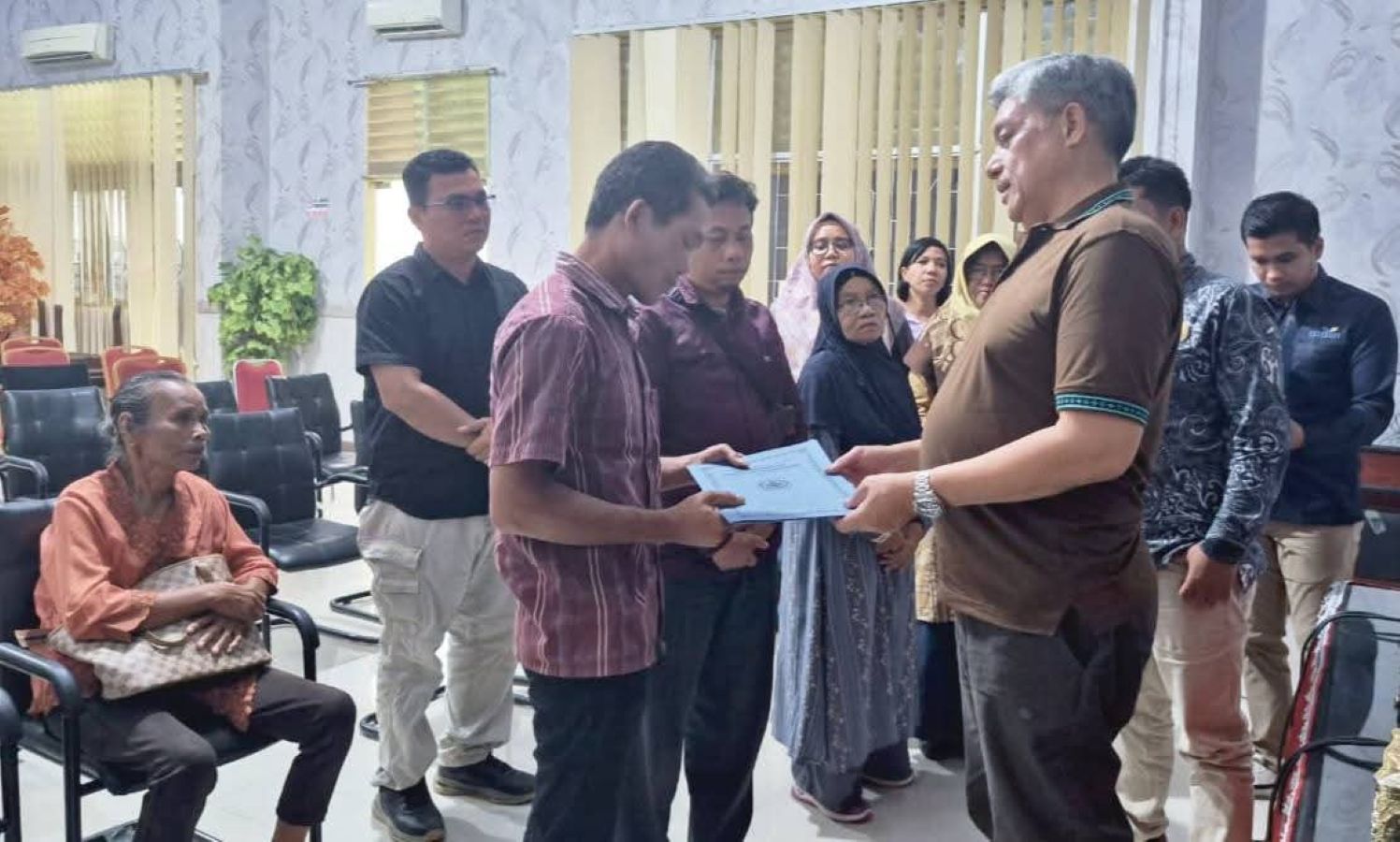 PT Taspen (Persero) Kantor Cabang Pematangsiantar menyerahkan manfaat JKM kepada ahli waris ASN korban bencana ekologis di Tapanuli Tengah, Jumat (16/1/2026).