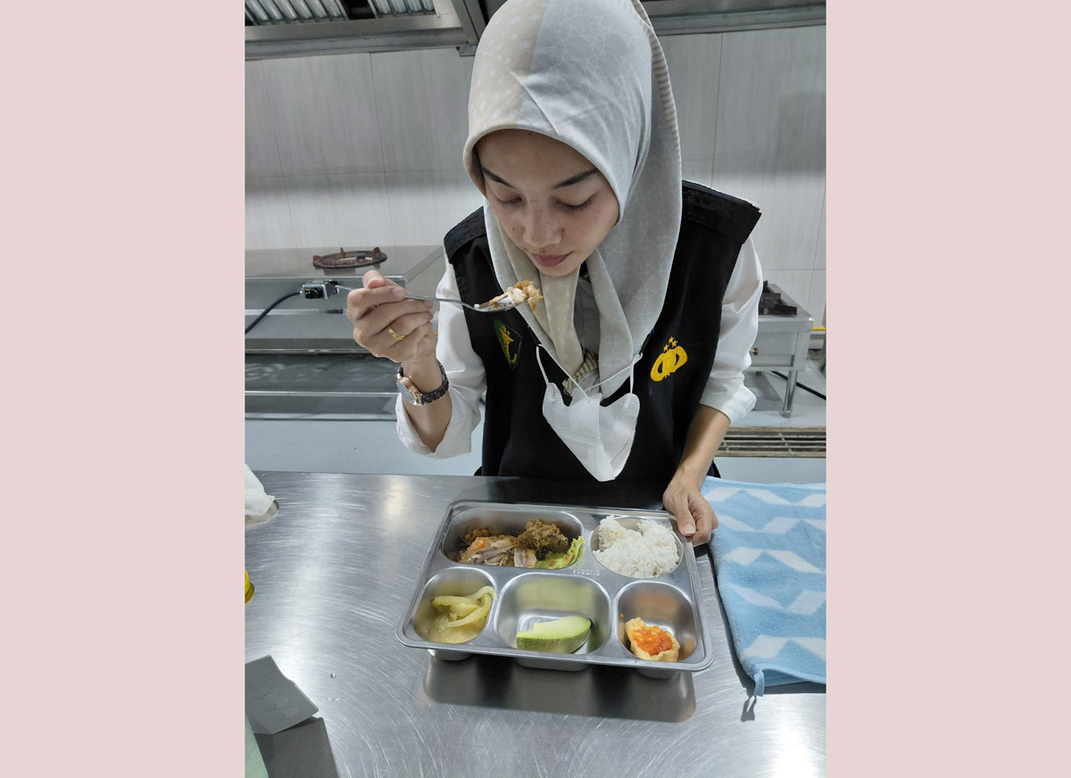 Penerapan standar food safety program Makan Bergizi Gratis di SPPG Yayasan Kemala Bhayangkari Cabang Pematangsiantar.