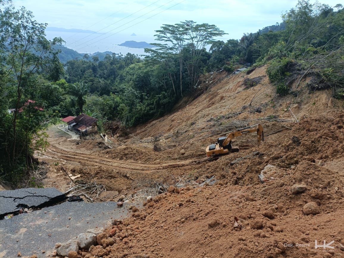 Pekerjaan penanganan darurat di kawasan Batu Lubang, ruas jalan nasional Tarutung&ndash;Sibolga, Sumatera Utara, hasil kolaborasi Kementerian PU dan PT Hutama Karya.