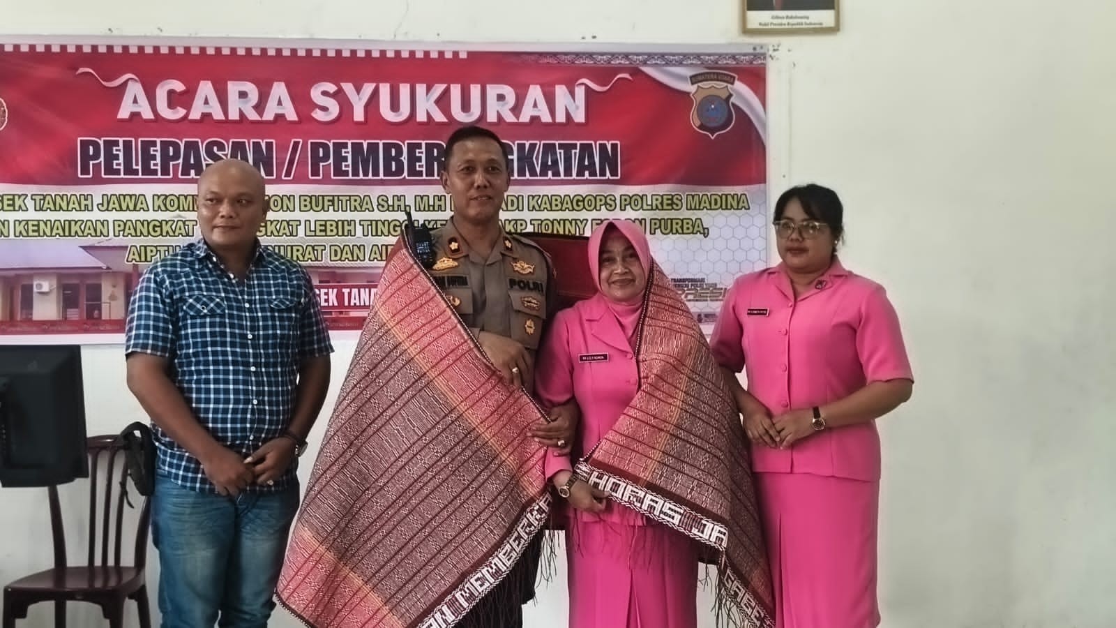 Pelepasan Kompol Asmon Bufitra yang mendapat tugas baru sebagai Kabag Ops Polres Mandailing Natal.