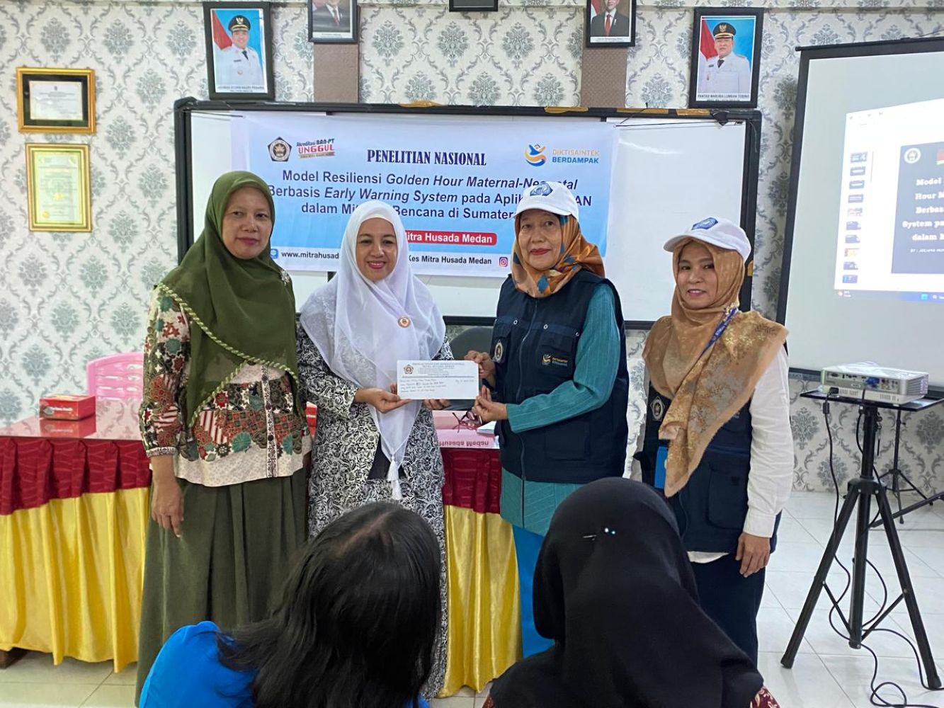 Pengurus IBI Kota Sibolga menerima bantuan dari STIKes Mitra Husada Medan untuk disalurkan kepada mahasiswi terdampak bencana, Kamis (15/1/2026).