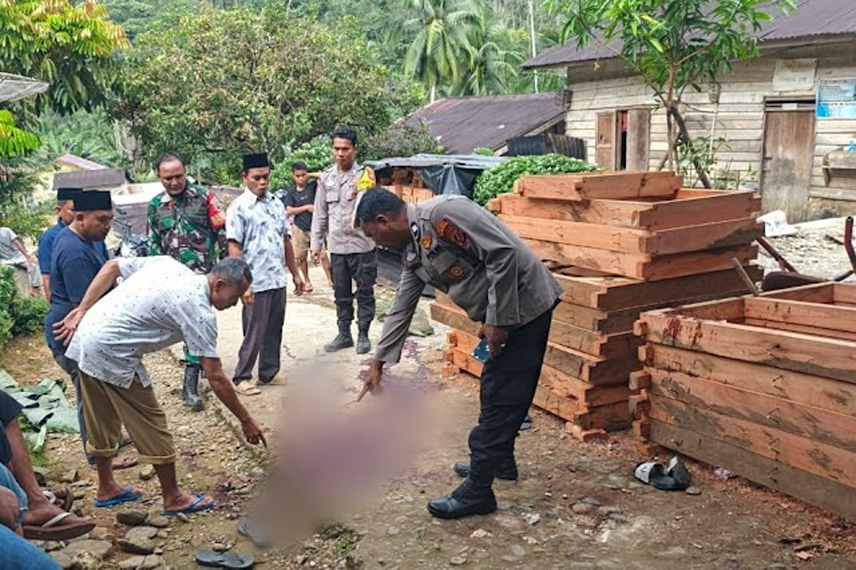 Polisi melakukan olah TKP pasca cekcok berujung pembacokan hingga menewaskan satu warga.