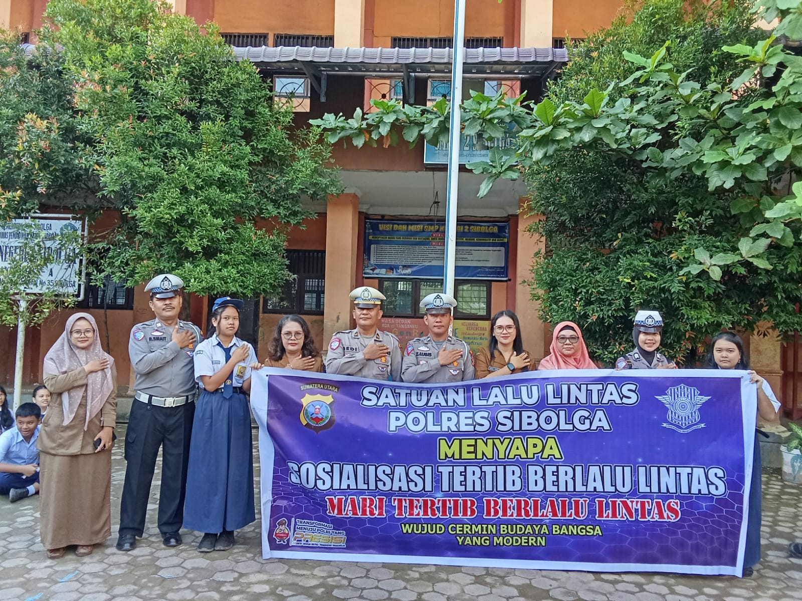 Personel Sat Lantas Polres Sibolga memberikan edukasi tertib berlalu lintas kepada siswa-siswi SMPN 2 Sibolga dalam kegiatan Police Goes to School.