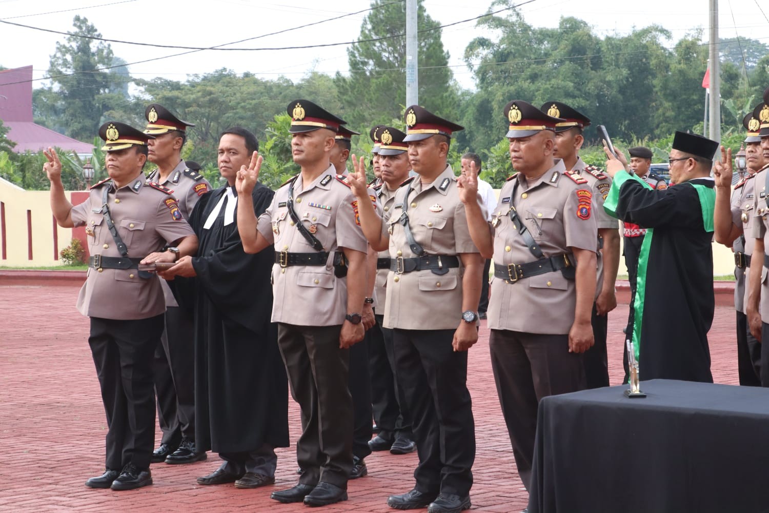 Upacara serah terima jabatan enam kapolsek dan pejabat di lingkungan Polres Simalungun dipimpin Kapolres AKBP Marganda Aritonang.