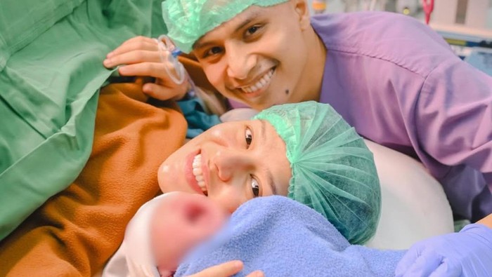 Susan Sameh bersama sang suami, Khalid Atamimi, usai melahirkan putra pertama mereka, Rayyan Khalid Atamimi.