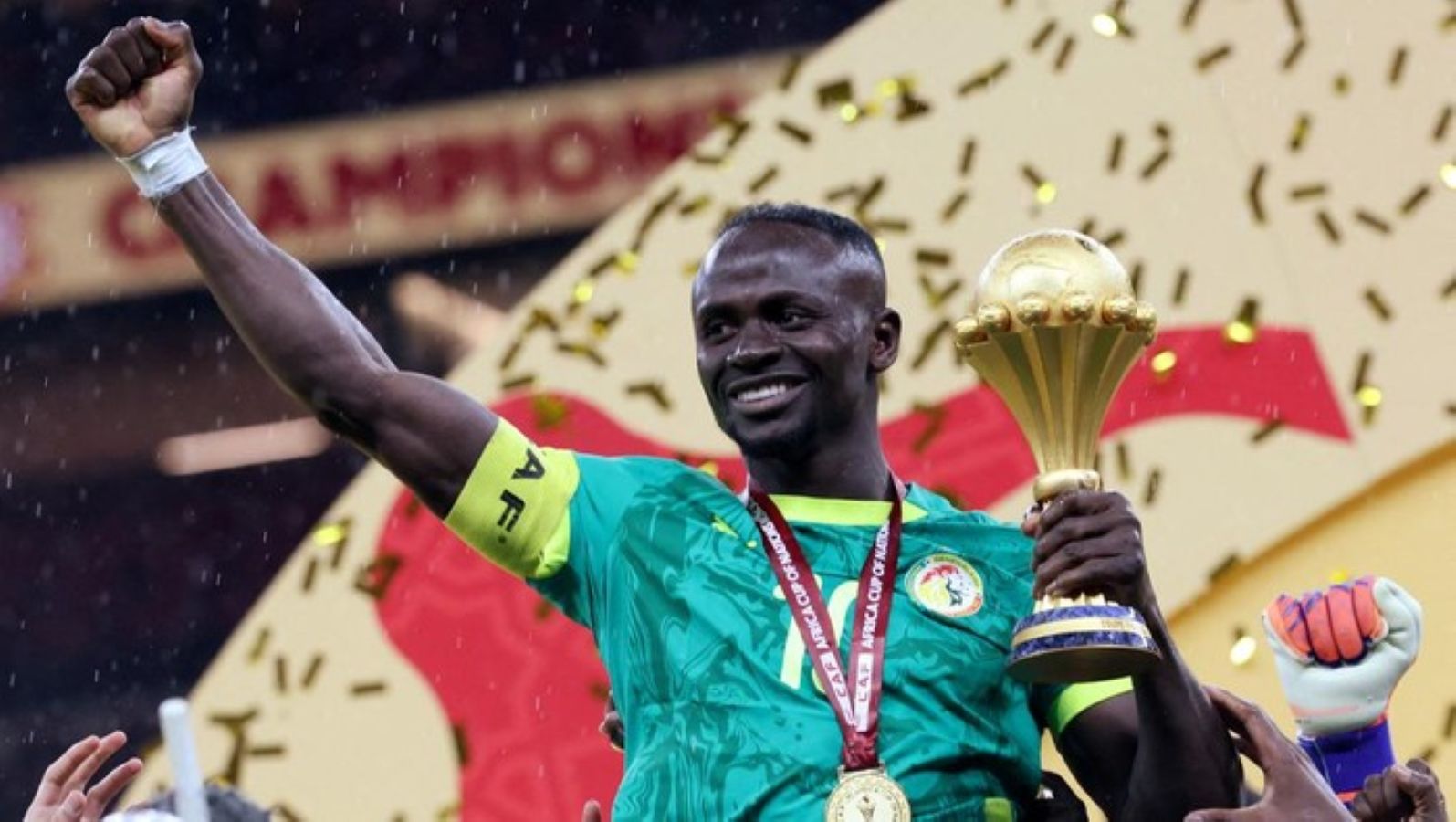 Sadio Mane mengangkat trofi Pemain Terbaik Piala Afrika 2025 usai mengantar Senegal menjadi juara.