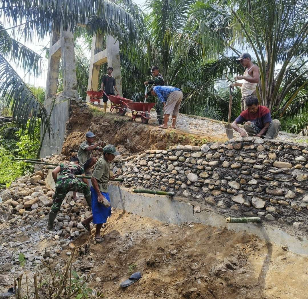 Satgas Kodim 0212/TS membangun jembatan gantung di Desa Rondaman, Kecamatan Halongonan, Paluta. (Foto: Pendam I Bukit Barisan)
