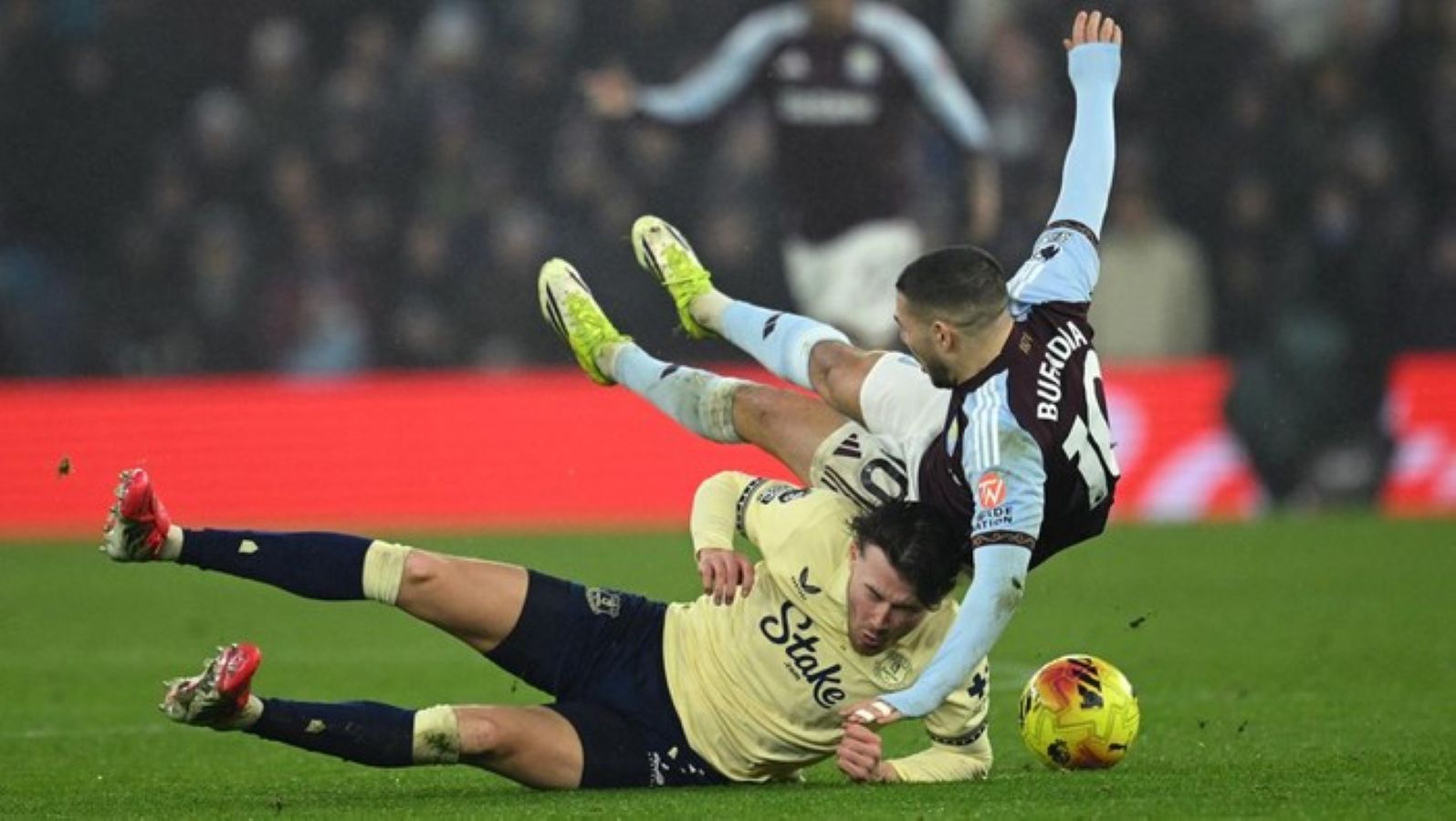 Thierno Barry merayakan gol kemenangan Everton ke gawang Aston Villa pada laga Premier League di Villa Park.