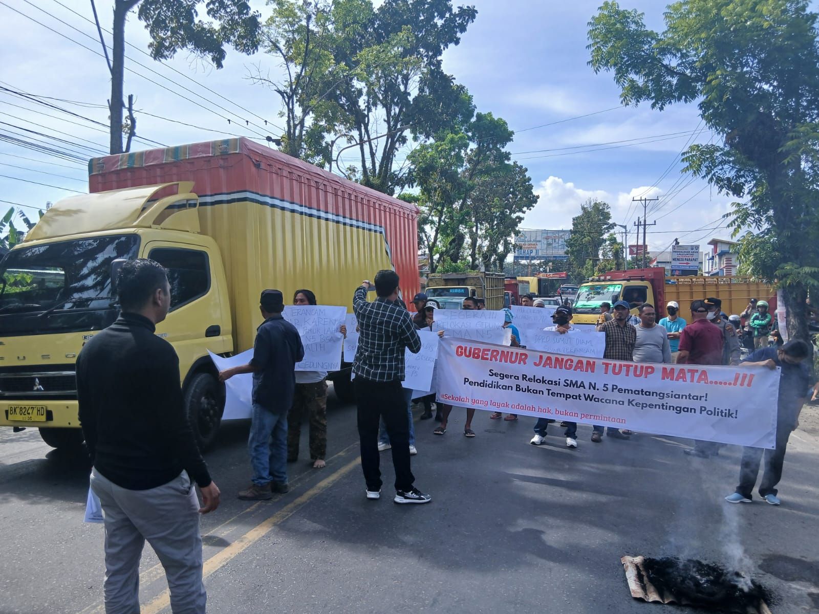 Unjuk rasa orang tua siswa dan Komite Sekolah SMAN 5 Pematangsiantar menuntut relokasi gedung sekolah yang dinilai tak layak pakai.