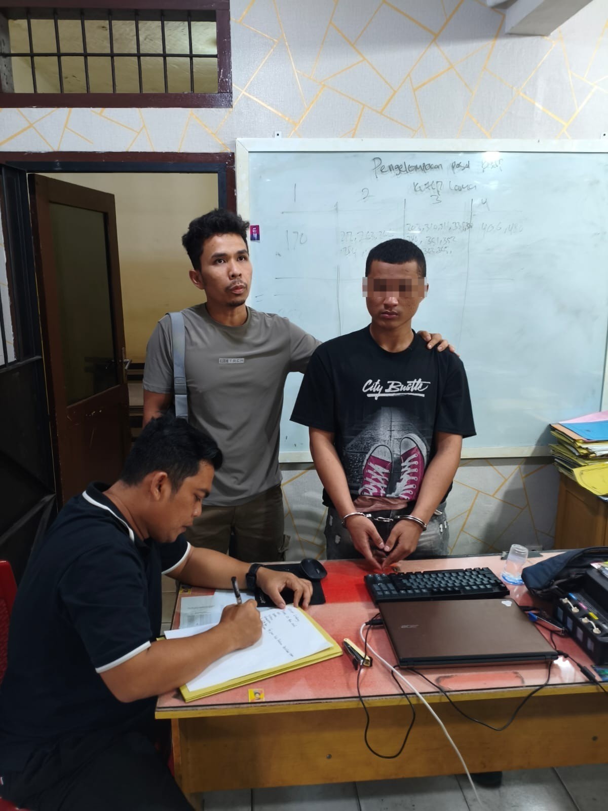 Viktor Sitohang, tersangka pembunuhan pengunjung Kafe Lotta, saat diamankan petugas.