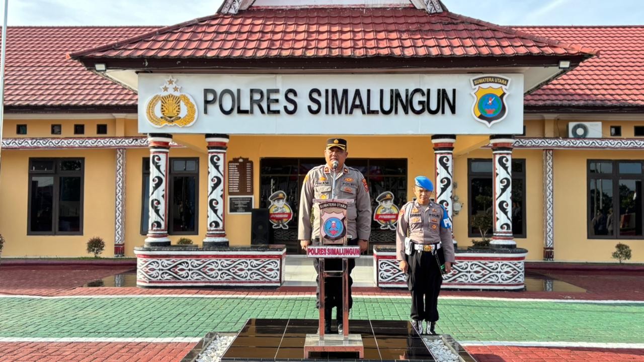 Wakapolres Simalungun Kompol Imam Alriyuddin perdana memimpin apel pagi di Mapolres Simalungun, Selasa (201).