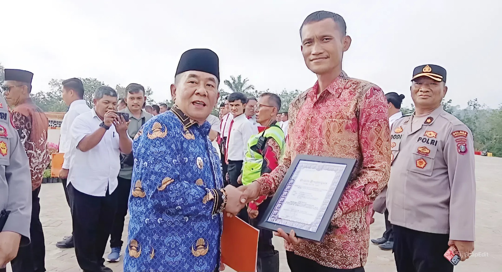 Wakil Bupati Labuhanbatu Selatan, Syahdian Purba Siboro SH, menyerahkan penghargaan kepada Dedy Irwanto atas aksinya menyelamatkan sandera di Kotapinang.
