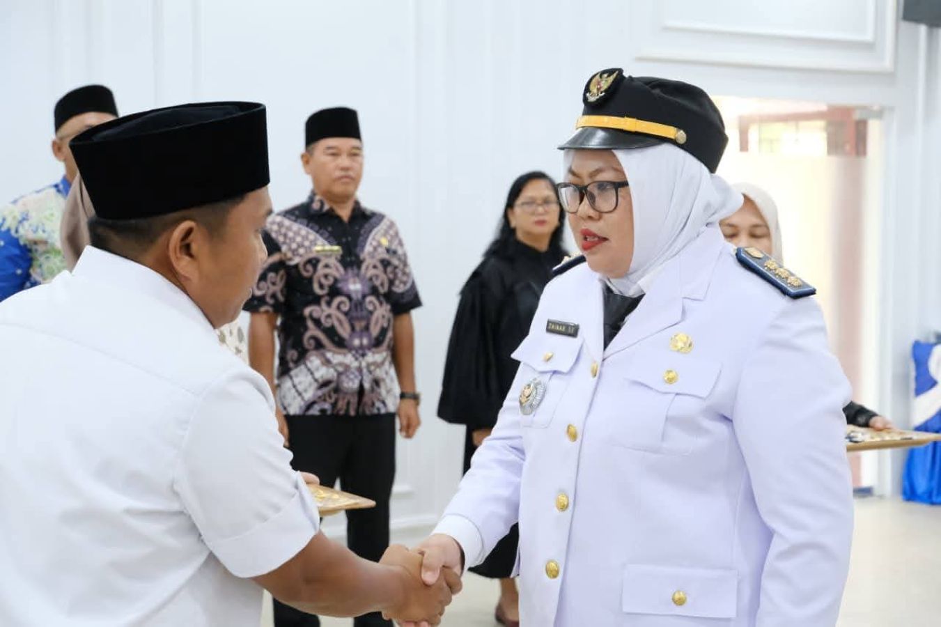 Wali Kota Sibolga Akhmad Syukri Nazry Penarik menyalami camat yang dilantik di Aula Nusantara I, Kantor Wali Kota Sibolga.