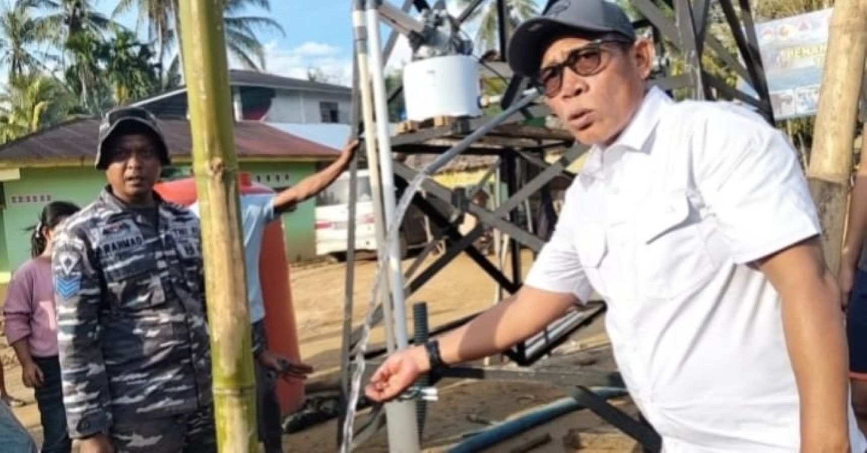 upati Tapanuli Tengah Masinton Pasaribu saat meninjau sumur bor hasil karya TNI AL di Kelurahan Sipange, Kecamatan Tukka, beberapa waktu lalu.