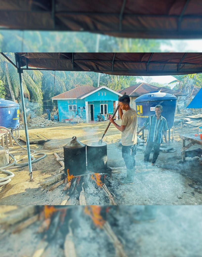Personel Brimob Batalyon C Pelopor bersama PMI mengecat kamar mandi Masjid Nurul Islam dan menyiapkan dapur lapangan di Desa Aek Ngadol.