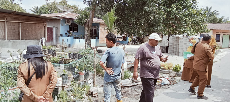 Pihak Dinas Lingkungan Hidup Asahan saat mengunjungi lokasi kandang yang meresahkan warga.