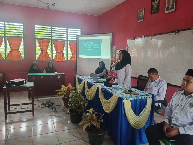 Rapat wali siswa di MTsN 2 Labuhanbatu Utara.