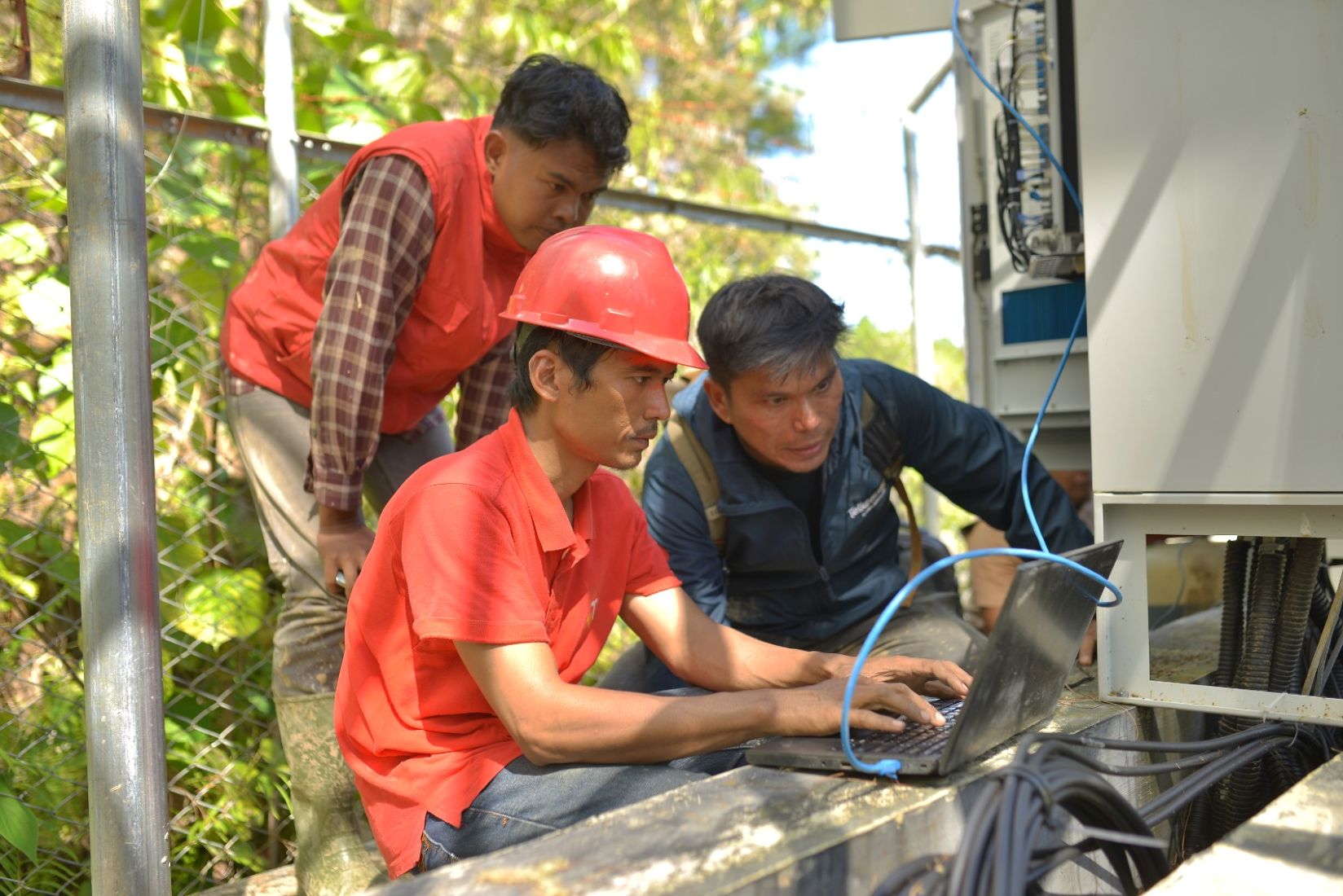 Jaga Konektivitas Warga di Huntara, Telkomsel Perkuat Akses Internet.