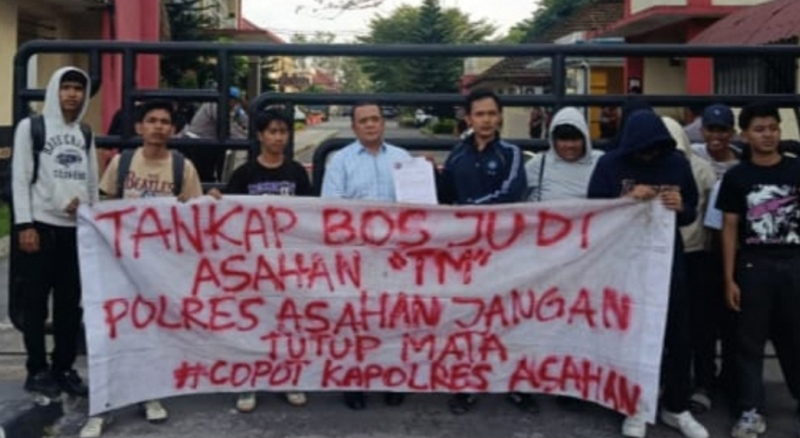 Aksi Gerakan Aksi Solidaritas Mahasiswa Sumatera Utara (GASMA Sumut) menggelar aksi unjuk rasa di depan Mapolda Sumatera Utara.