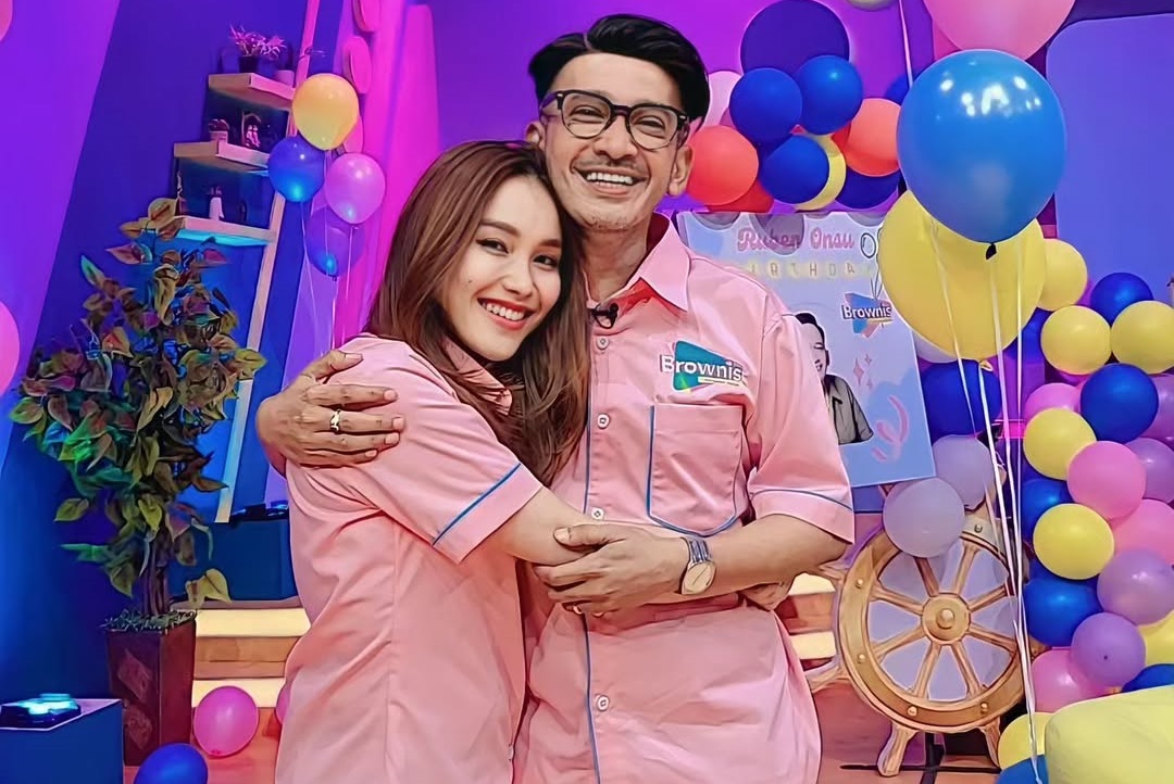 Ruben Onsu dan Ayu Ting Ting saat memandu acara Brownis dan menanggapi rumor pernikahan yang beredar di media sosial.